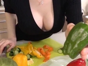 Em nhân viên văn phòng đi bàn việc làm ăn bị gã cấp trên cáo già chuốc say