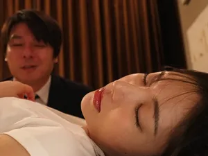 Nhìn bố xoạc với má, người tình của con trai “thèm” không chịu đượcu