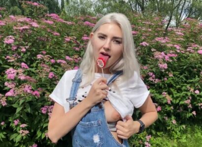 Con trai vừa qua đời thì bố đã tranh thủ đớp luôn bạn gái của con trai xinh đẹp