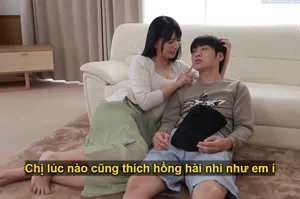 Tiểu Lang Mỹ tóc vàng khốn kiếp lộ mặt, quan hệ tình dục nồng nhiệt với em trai. Đôi tất lụa đen khiến cậu em trai xoa xoa cặp vú mềm mại và đẩy vào bãi cỏ