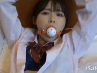 Cô gái trần nhà đẹp như mơ! Thật là một nụ cười ngọt ngào! Sự cám dỗ trần trụi, bộ ngực nhỏ, vòng eo thon thả xoắn lại để lộ ra, mở ra cái lồn siêu chặt có lông nhỏ